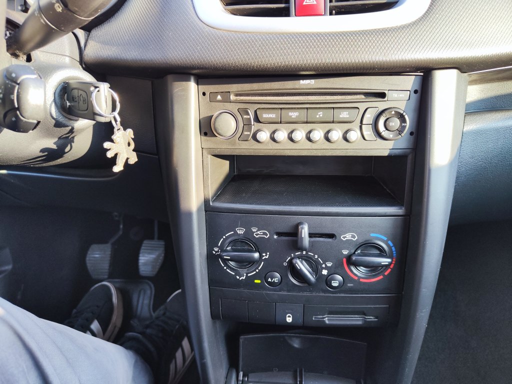 Peugeot 207 1.4 VTi 16V 70 kW 5st.Manuál, ČR, 1.MAJITEL, Pův.lak! 2x Kola