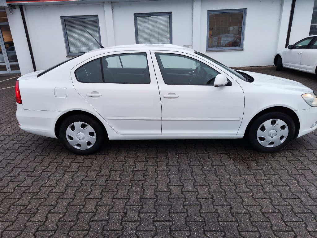 Škoda OCTAVIA II FL ELEGANCE 1.6 TDI 77 kW 5MT,ČR,2.Majitel,Pův.lak,2xKola