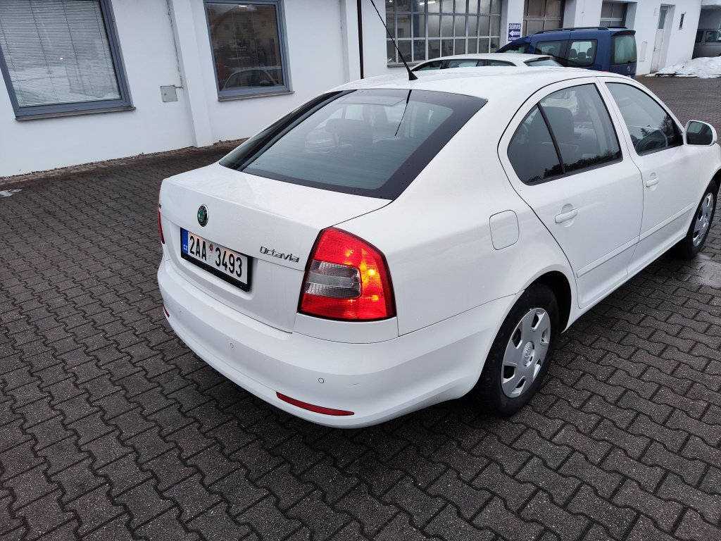 Škoda OCTAVIA II FL ELEGANCE 1.6 TDI 77 kW 5MT,ČR,2.Majitel,Pův.lak,2xKola