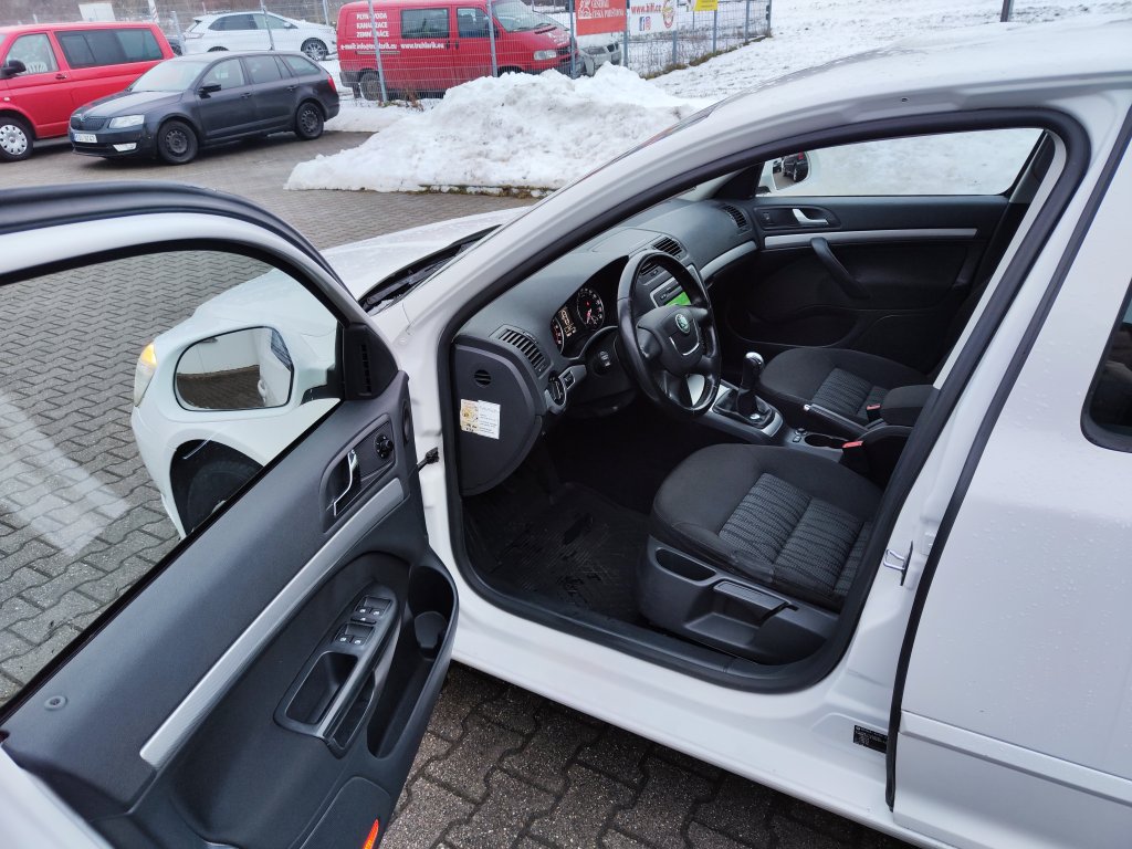 Škoda OCTAVIA II FL ELEGANCE 1.6 TDI 77 kW 5MT,ČR,2.Majitel,Pův.lak,2xKola