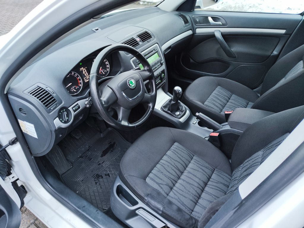 Škoda OCTAVIA II FL ELEGANCE 1.6 TDI 77 kW 5MT,ČR,2.Majitel,Pův.lak,2xKola
