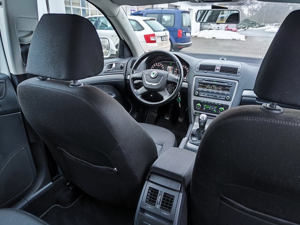 Škoda OCTAVIA II FL ELEGANCE 1.6 TDI 77 kW 5MT,ČR,2.Majitel,Pův.lak,2xKola