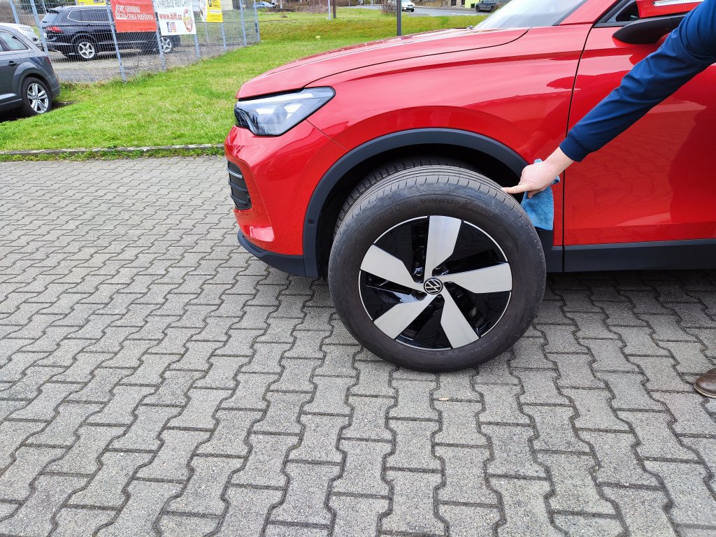 VW TIGUAN, ČR,1.M.,DPH,Pův.lak,ZÁRUKA,NT,Ventilace/Masáže sedadel,2x Kola