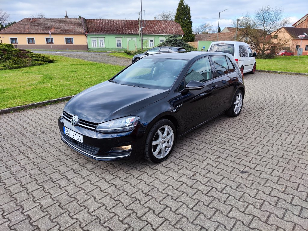VW GOLF Lounge 1.6TDI 81 kW 5MT, NEZ.TOPENÍ,Bi-Xenon,NAVI,Kamera,2x Kola