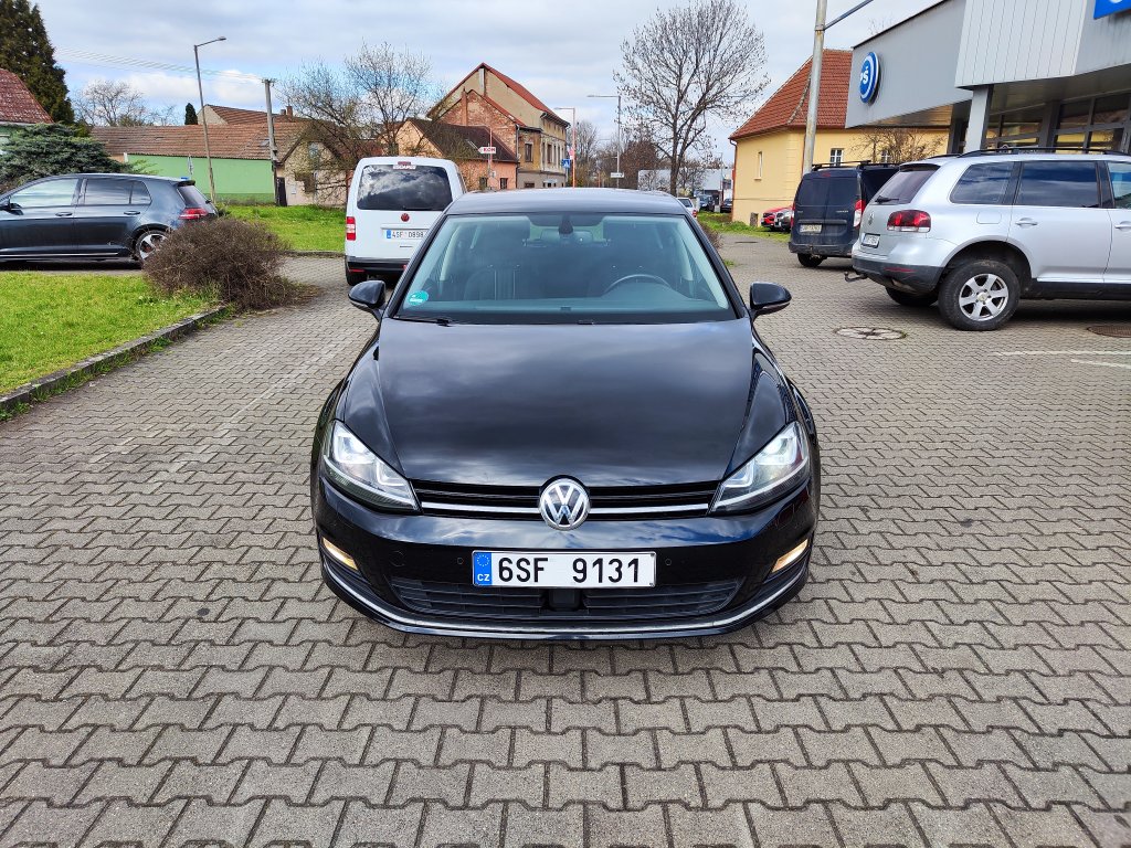 VW GOLF Lounge 1.6TDI 81 kW 5MT, NEZ.TOPENÍ,Bi-Xenon,NAVI,Kamera,2x Kola