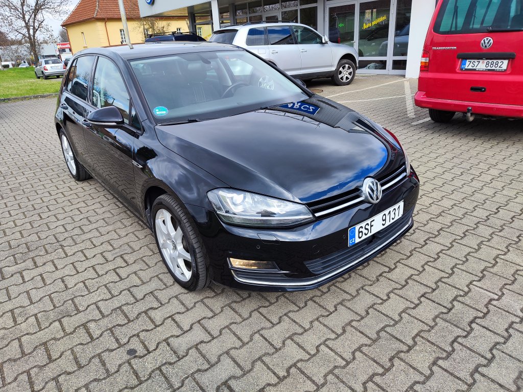 VW GOLF Lounge 1.6TDI 81 kW 5MT, NEZ.TOPENÍ,Bi-Xenon,NAVI,Kamera,2x Kola