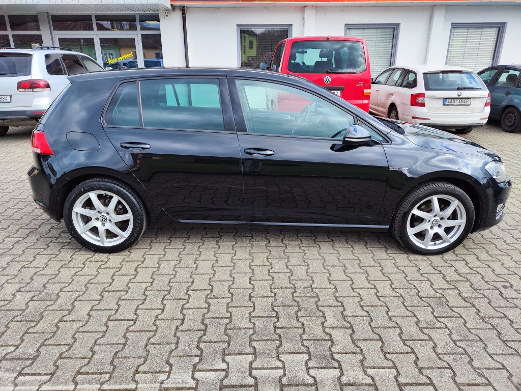 VW GOLF Lounge 1.6TDI 81 kW 5MT, NEZ.TOPENÍ,Bi-Xenon,NAVI,Kamera,2x Kola