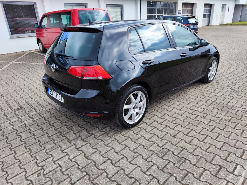 VW GOLF Lounge 1.6TDI 81 kW 5MT, NEZ.TOPENÍ,Bi-Xenon,NAVI,Kamera,2x Kola