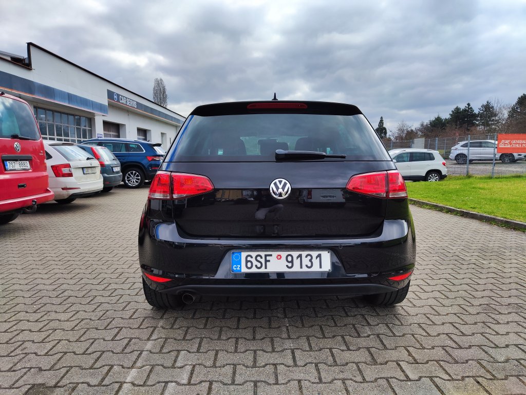 VW GOLF Lounge 1.6TDI 81 kW 5MT, NEZ.TOPENÍ,Bi-Xenon,NAVI,Kamera,2x Kola