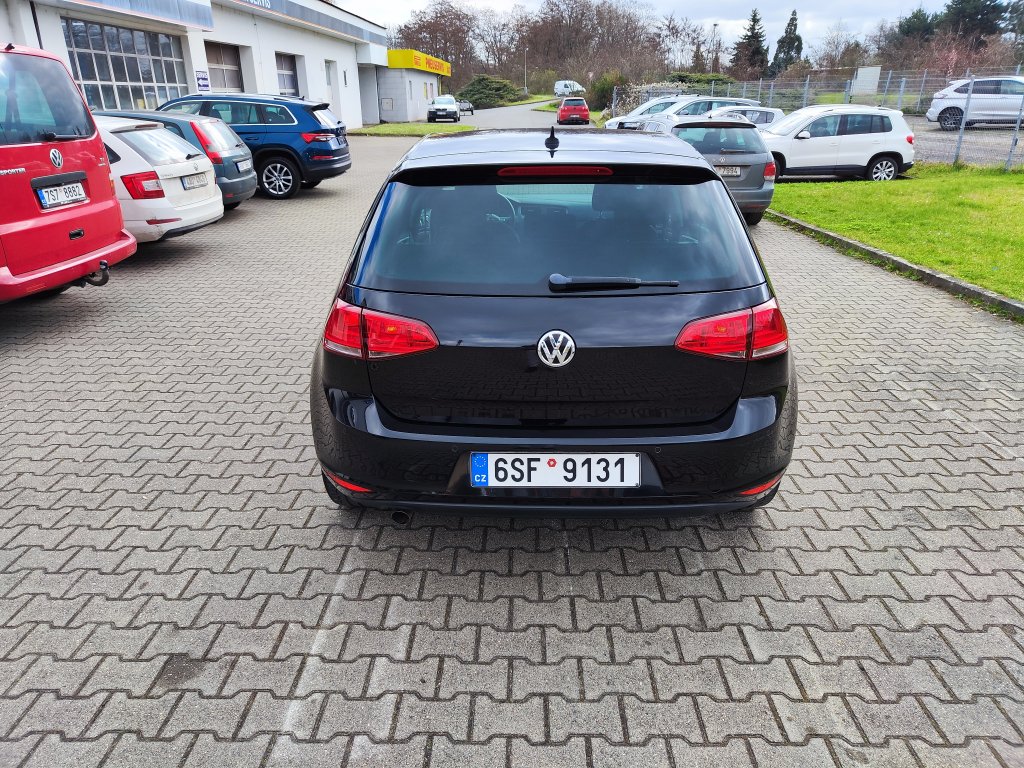 VW GOLF Lounge 1.6TDI 81 kW 5MT, NEZ.TOPENÍ,Bi-Xenon,NAVI,Kamera,2x Kola