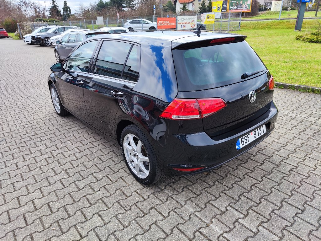 VW GOLF Lounge 1.6TDI 81 kW 5MT, NEZ.TOPENÍ,Bi-Xenon,NAVI,Kamera,2x Kola