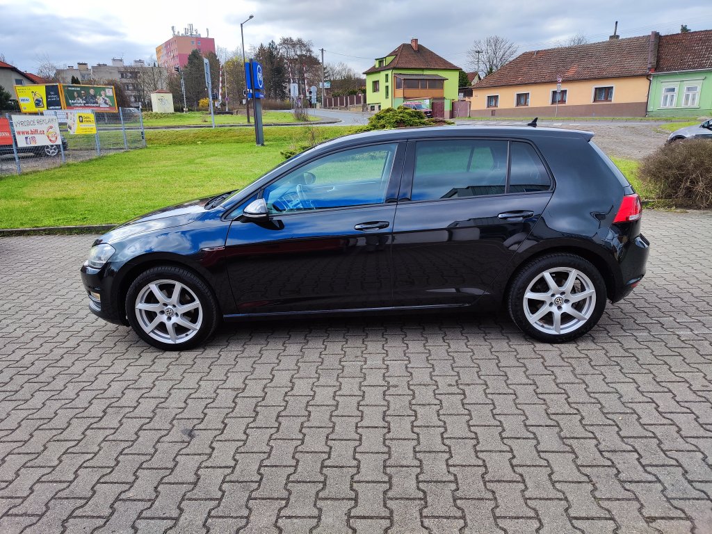 VW GOLF Lounge 1.6TDI 81 kW 5MT, NEZ.TOPENÍ,Bi-Xenon,NAVI,Kamera,2x Kola