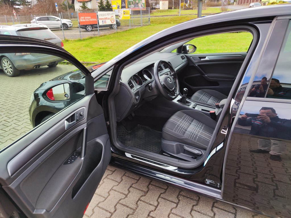 VW GOLF Lounge 1.6TDI 81 kW 5MT, NEZ.TOPENÍ,Bi-Xenon,NAVI,Kamera,2x Kola