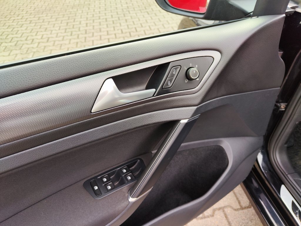 VW GOLF Lounge 1.6TDI 81 kW 5MT, NEZ.TOPENÍ,Bi-Xenon,NAVI,Kamera,2x Kola