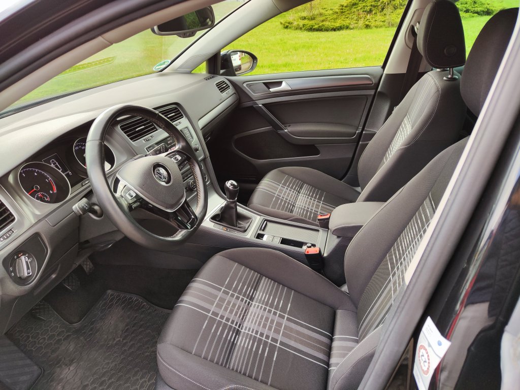 VW GOLF Lounge 1.6TDI 81 kW 5MT, NEZ.TOPENÍ,Bi-Xenon,NAVI,Kamera,2x Kola