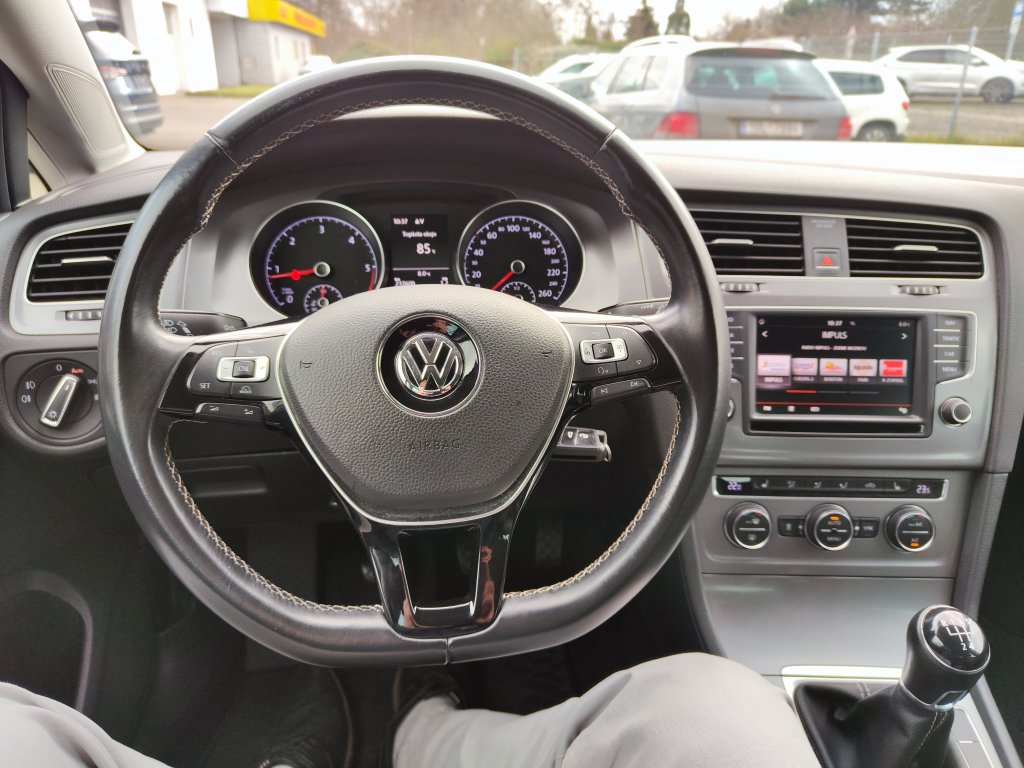VW GOLF Lounge 1.6TDI 81 kW 5MT, NEZ.TOPENÍ,Bi-Xenon,NAVI,Kamera,2x Kola