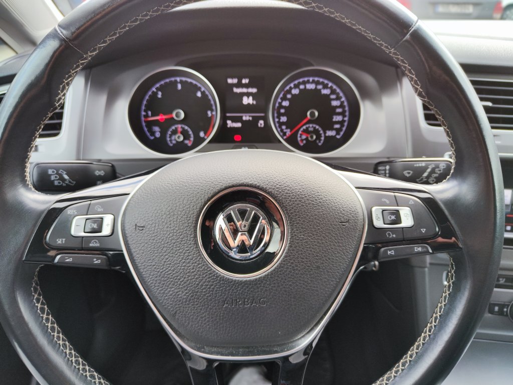 VW GOLF Lounge 1.6TDI 81 kW 5MT, NEZ.TOPENÍ,Bi-Xenon,NAVI,Kamera,2x Kola