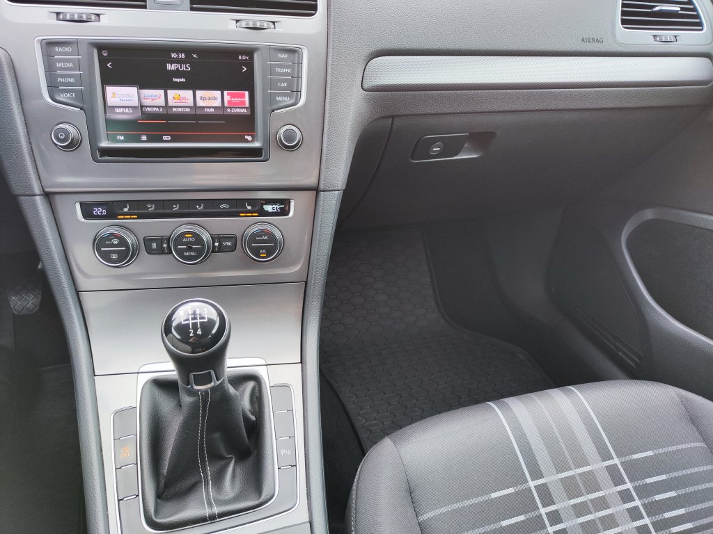 VW GOLF Lounge 1.6TDI 81 kW 5MT, NEZ.TOPENÍ,Bi-Xenon,NAVI,Kamera,2x Kola