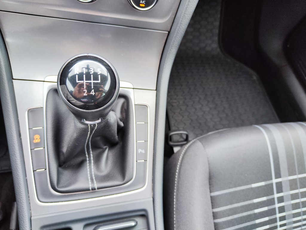 VW GOLF Lounge 1.6TDI 81 kW 5MT, NEZ.TOPENÍ,Bi-Xenon,NAVI,Kamera,2x Kola