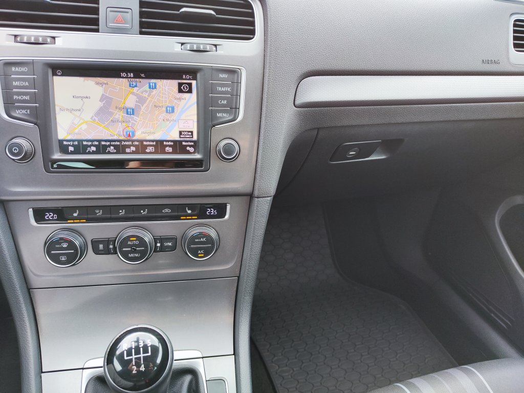 VW GOLF Lounge 1.6TDI 81 kW 5MT, NEZ.TOPENÍ,Bi-Xenon,NAVI,Kamera,2x Kola