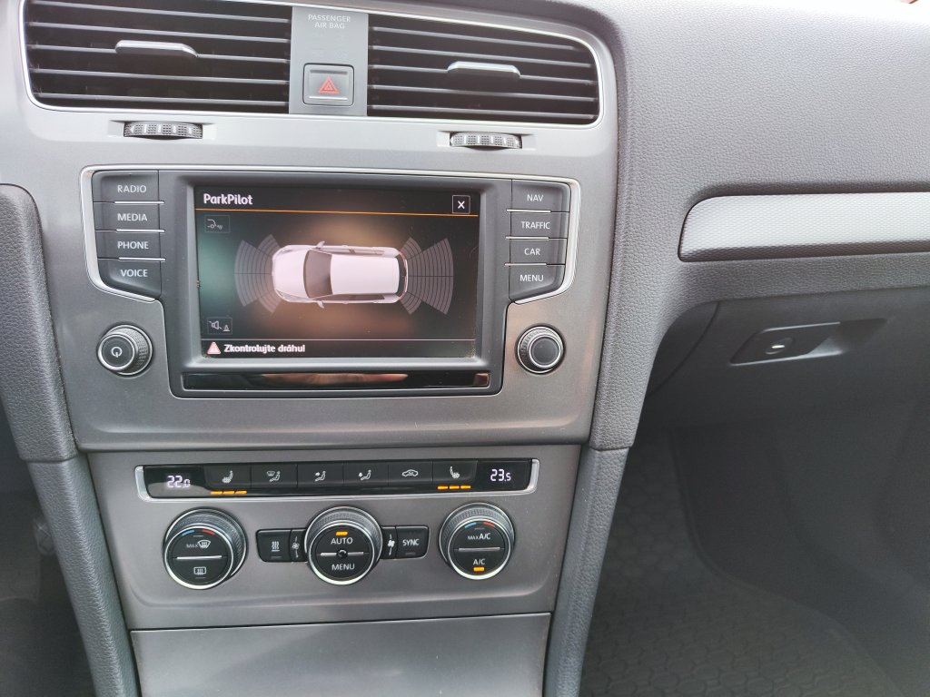 VW GOLF Lounge 1.6TDI 81 kW 5MT, NEZ.TOPENÍ,Bi-Xenon,NAVI,Kamera,2x Kola