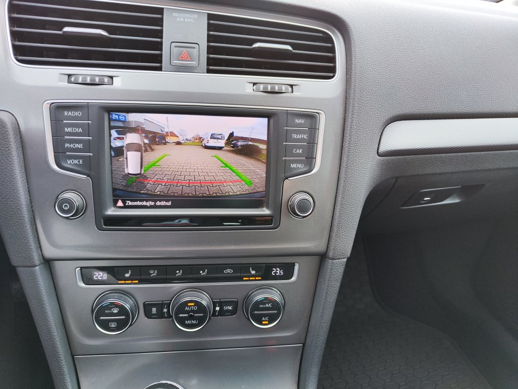 VW GOLF Lounge 1.6TDI 81 kW 5MT, NEZ.TOPENÍ,Bi-Xenon,NAVI,Kamera,2x Kola