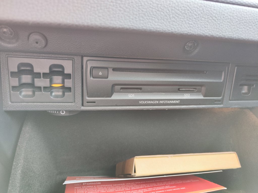 VW GOLF Lounge 1.6TDI 81 kW 5MT, NEZ.TOPENÍ,Bi-Xenon,NAVI,Kamera,2x Kola