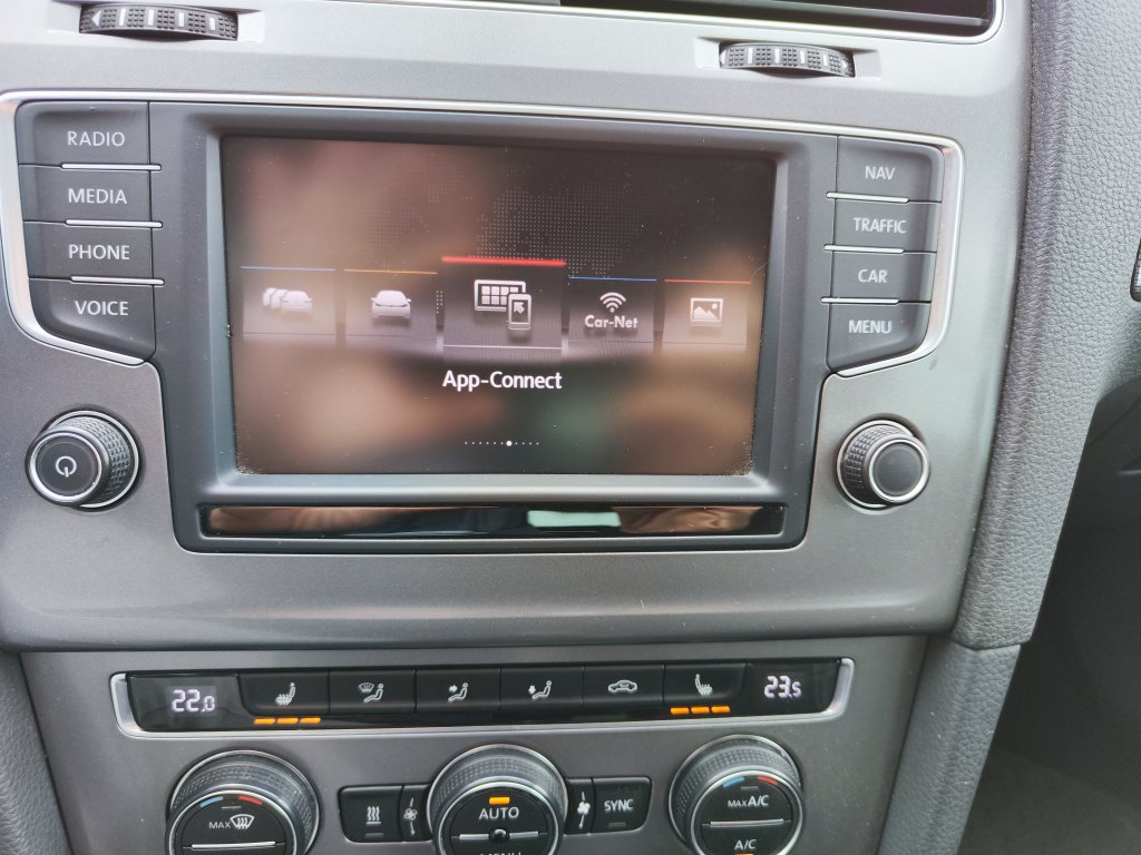 VW GOLF Lounge 1.6TDI 81 kW 5MT, NEZ.TOPENÍ,Bi-Xenon,NAVI,Kamera,2x Kola