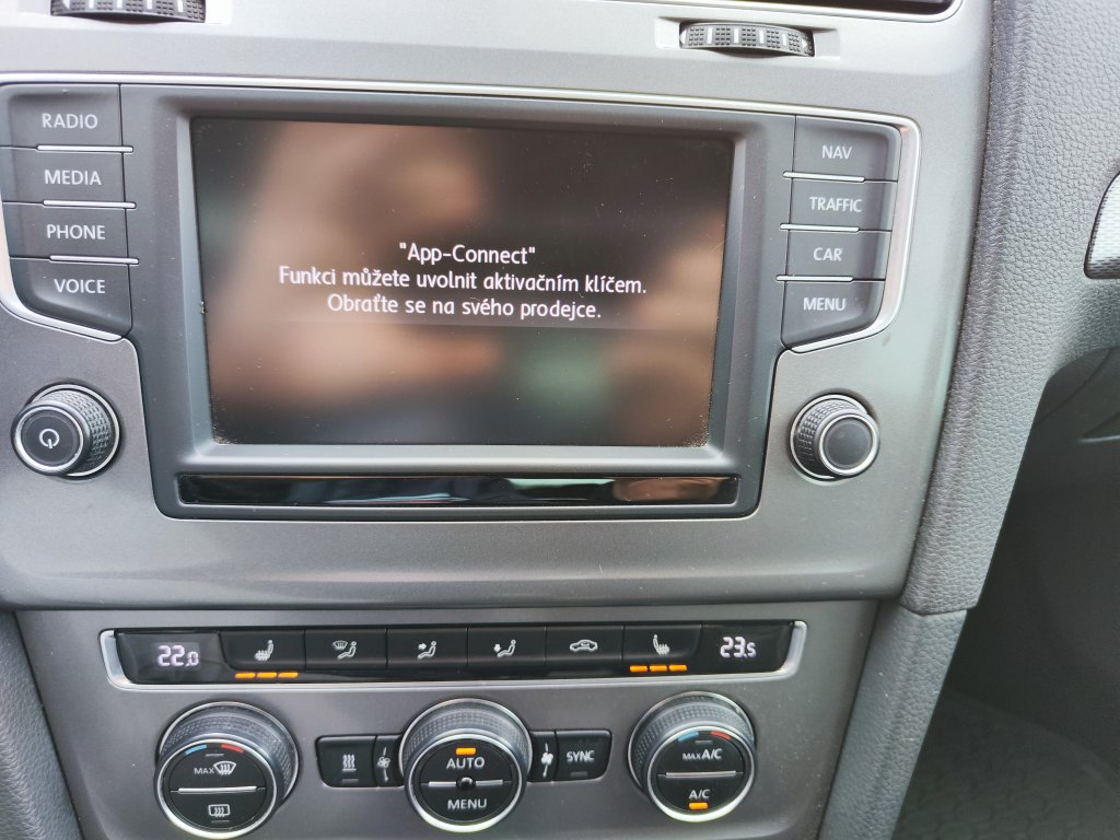 VW GOLF Lounge 1.6TDI 81 kW 5MT, NEZ.TOPENÍ,Bi-Xenon,NAVI,Kamera,2x Kola