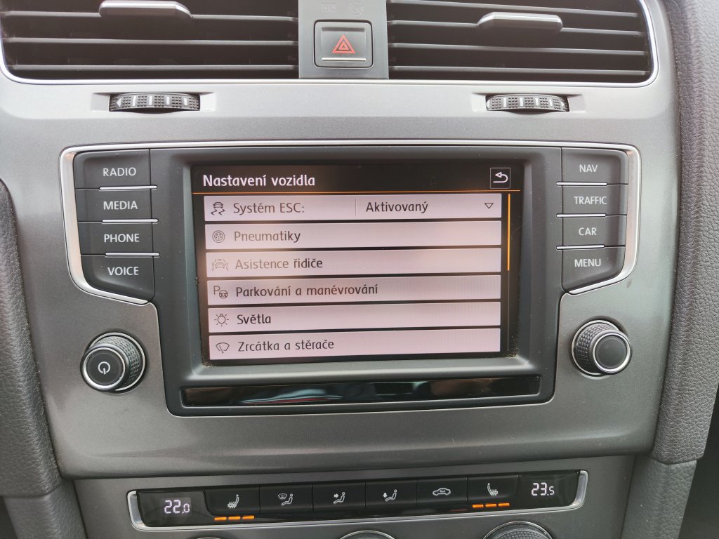 VW GOLF Lounge 1.6TDI 81 kW 5MT, NEZ.TOPENÍ,Bi-Xenon,NAVI,Kamera,2x Kola