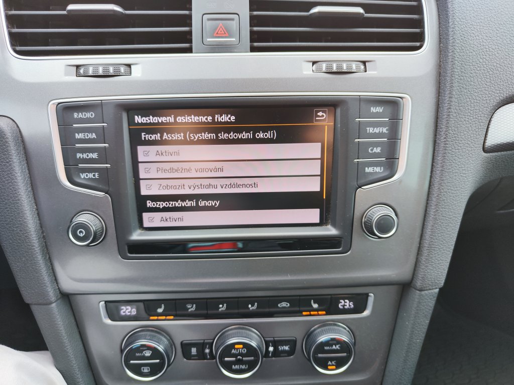 VW GOLF Lounge 1.6TDI 81 kW 5MT, NEZ.TOPENÍ,Bi-Xenon,NAVI,Kamera,2x Kola