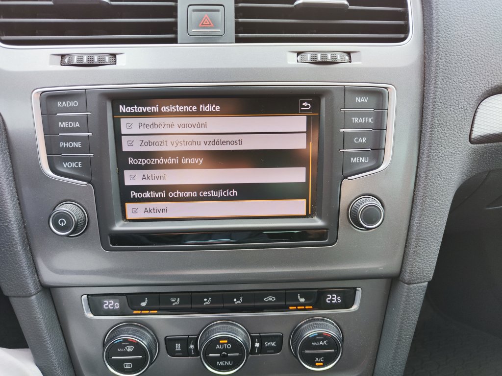 VW GOLF Lounge 1.6TDI 81 kW 5MT, NEZ.TOPENÍ,Bi-Xenon,NAVI,Kamera,2x Kola