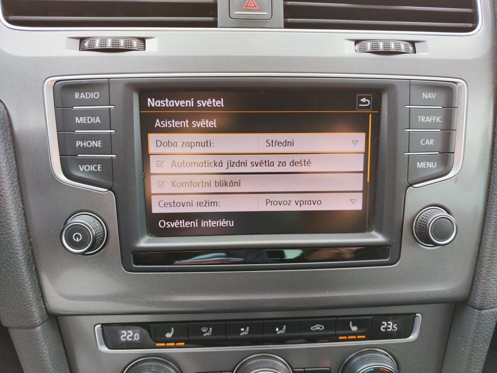 VW GOLF Lounge 1.6TDI 81 kW 5MT, NEZ.TOPENÍ,Bi-Xenon,NAVI,Kamera,2x Kola