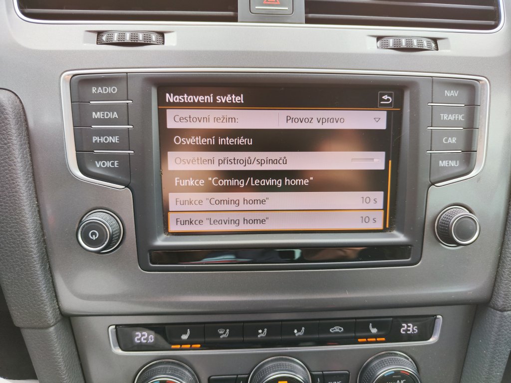 VW GOLF Lounge 1.6TDI 81 kW 5MT, NEZ.TOPENÍ,Bi-Xenon,NAVI,Kamera,2x Kola