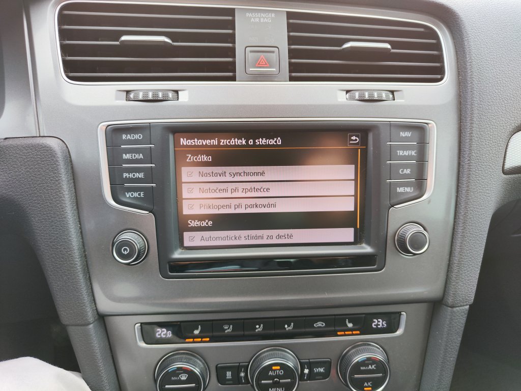 VW GOLF Lounge 1.6TDI 81 kW 5MT, NEZ.TOPENÍ,Bi-Xenon,NAVI,Kamera,2x Kola