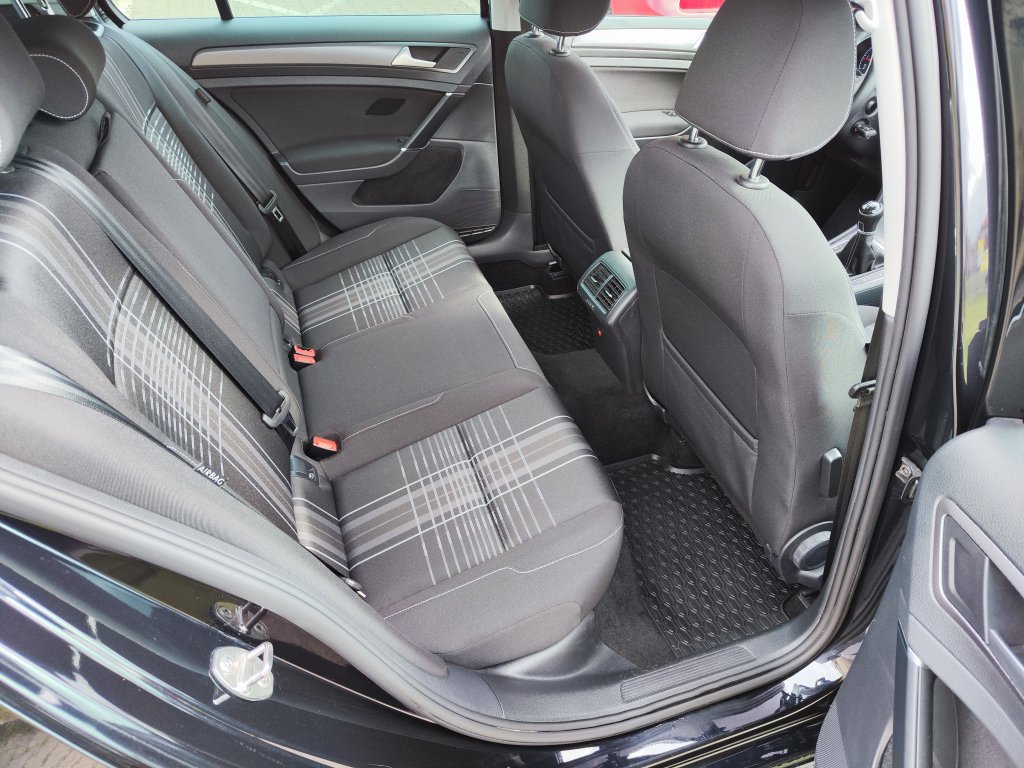 VW GOLF Lounge 1.6TDI 81 kW 5MT, NEZ.TOPENÍ,Bi-Xenon,NAVI,Kamera,2x Kola