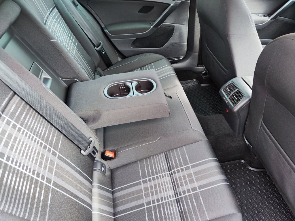 VW GOLF Lounge 1.6TDI 81 kW 5MT, NEZ.TOPENÍ,Bi-Xenon,NAVI,Kamera,2x Kola