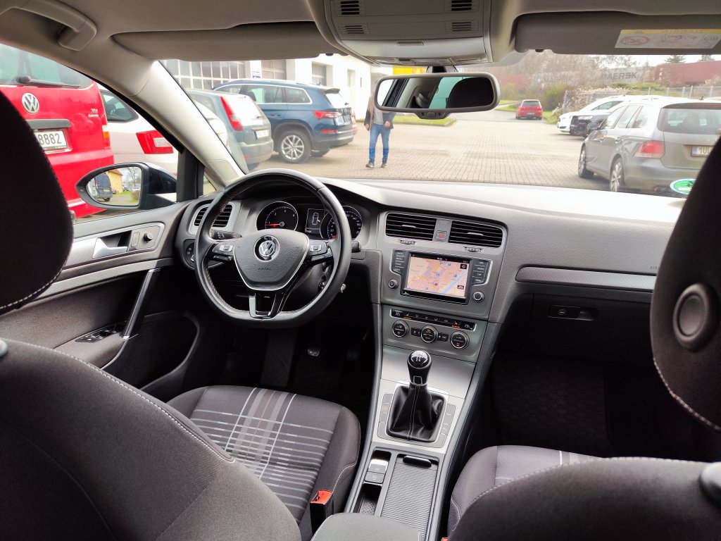 VW GOLF Lounge 1.6TDI 81 kW 5MT, NEZ.TOPENÍ,Bi-Xenon,NAVI,Kamera,2x Kola