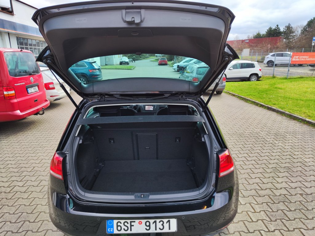 VW GOLF Lounge 1.6TDI 81 kW 5MT, NEZ.TOPENÍ,Bi-Xenon,NAVI,Kamera,2x Kola