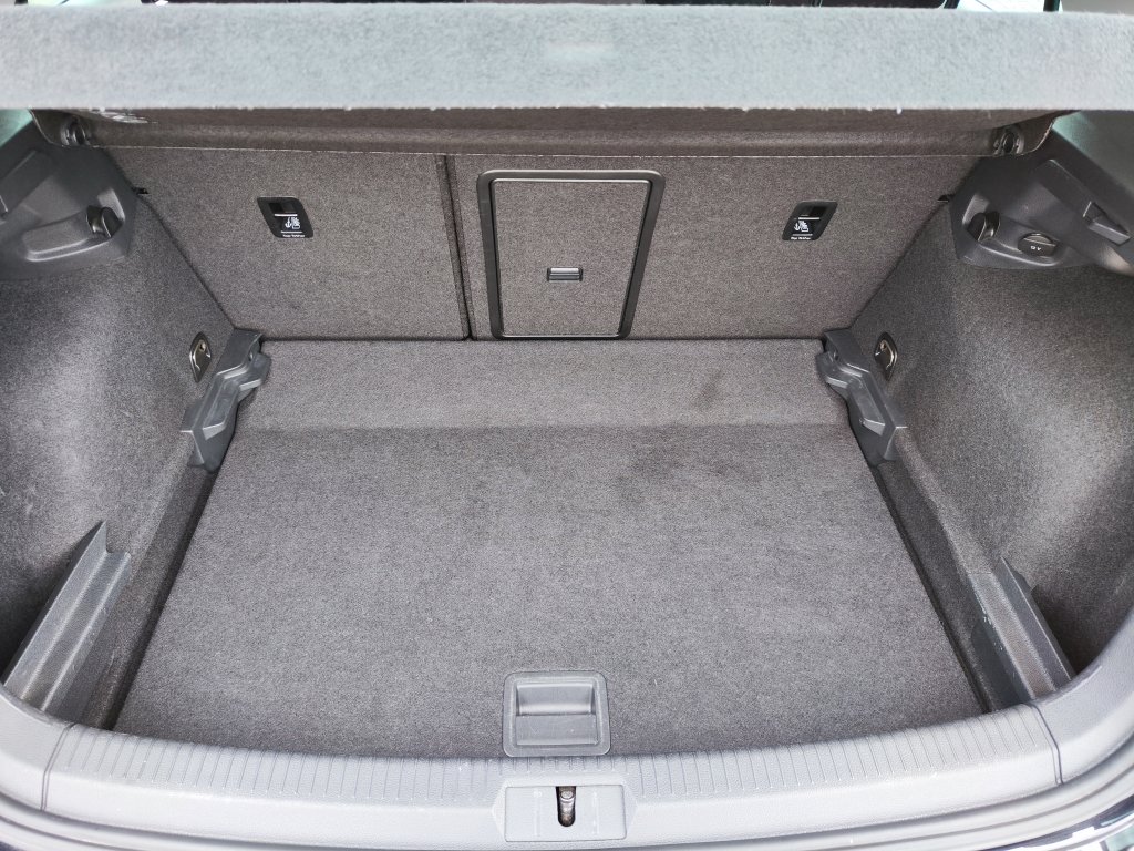 VW GOLF Lounge 1.6TDI 81 kW 5MT, NEZ.TOPENÍ,Bi-Xenon,NAVI,Kamera,2x Kola