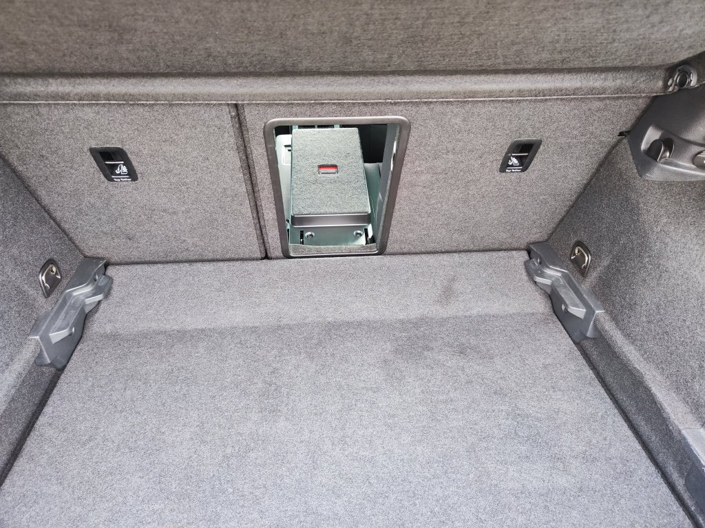 VW GOLF Lounge 1.6TDI 81 kW 5MT, NEZ.TOPENÍ,Bi-Xenon,NAVI,Kamera,2x Kola