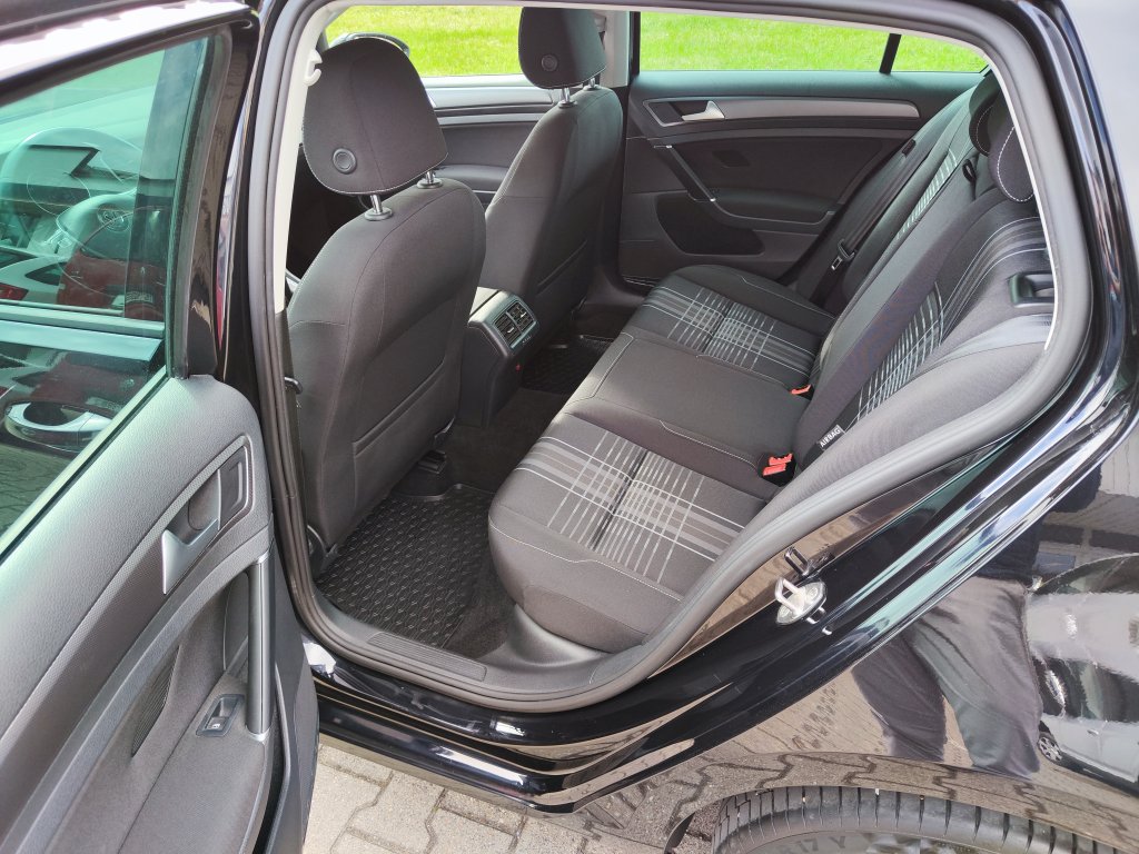 VW GOLF Lounge 1.6TDI 81 kW 5MT, NEZ.TOPENÍ,Bi-Xenon,NAVI,Kamera,2x Kola