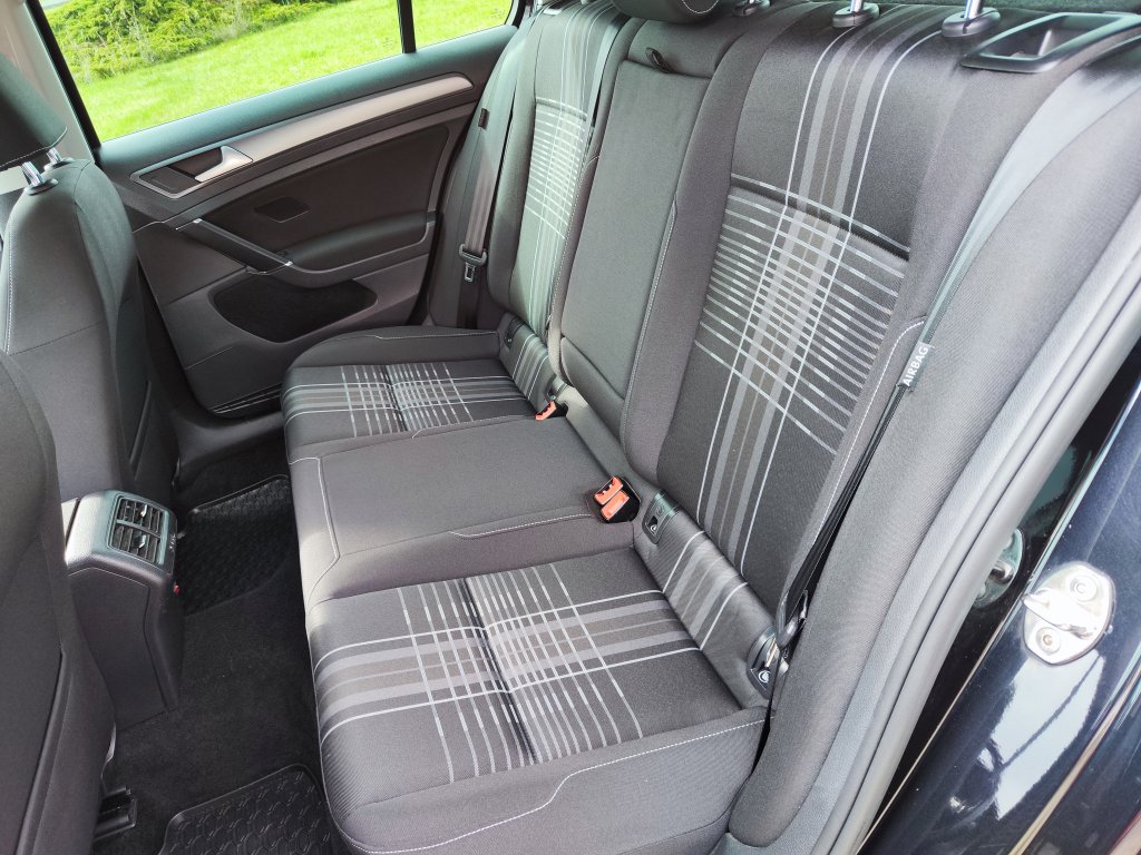 VW GOLF Lounge 1.6TDI 81 kW 5MT, NEZ.TOPENÍ,Bi-Xenon,NAVI,Kamera,2x Kola