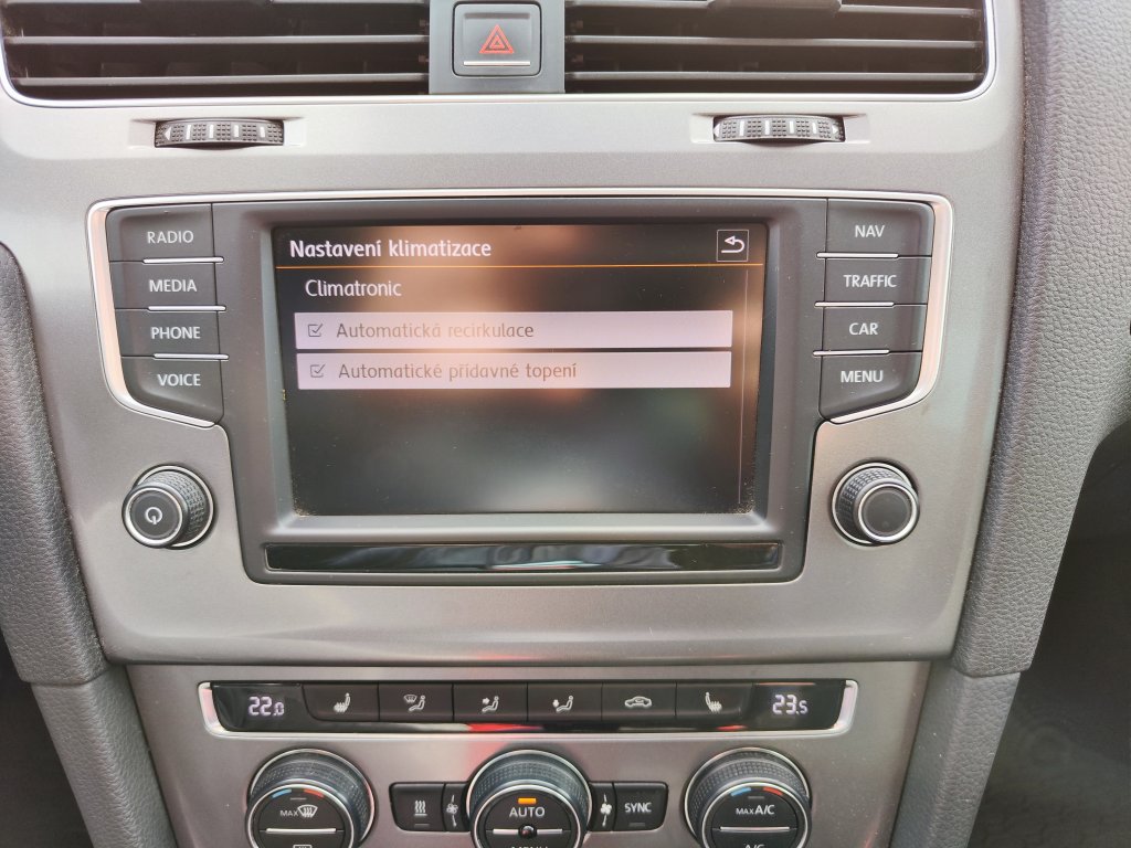 VW GOLF Lounge 1.6TDI 81 kW 5MT, NEZ.TOPENÍ,Bi-Xenon,NAVI,Kamera,2x Kola