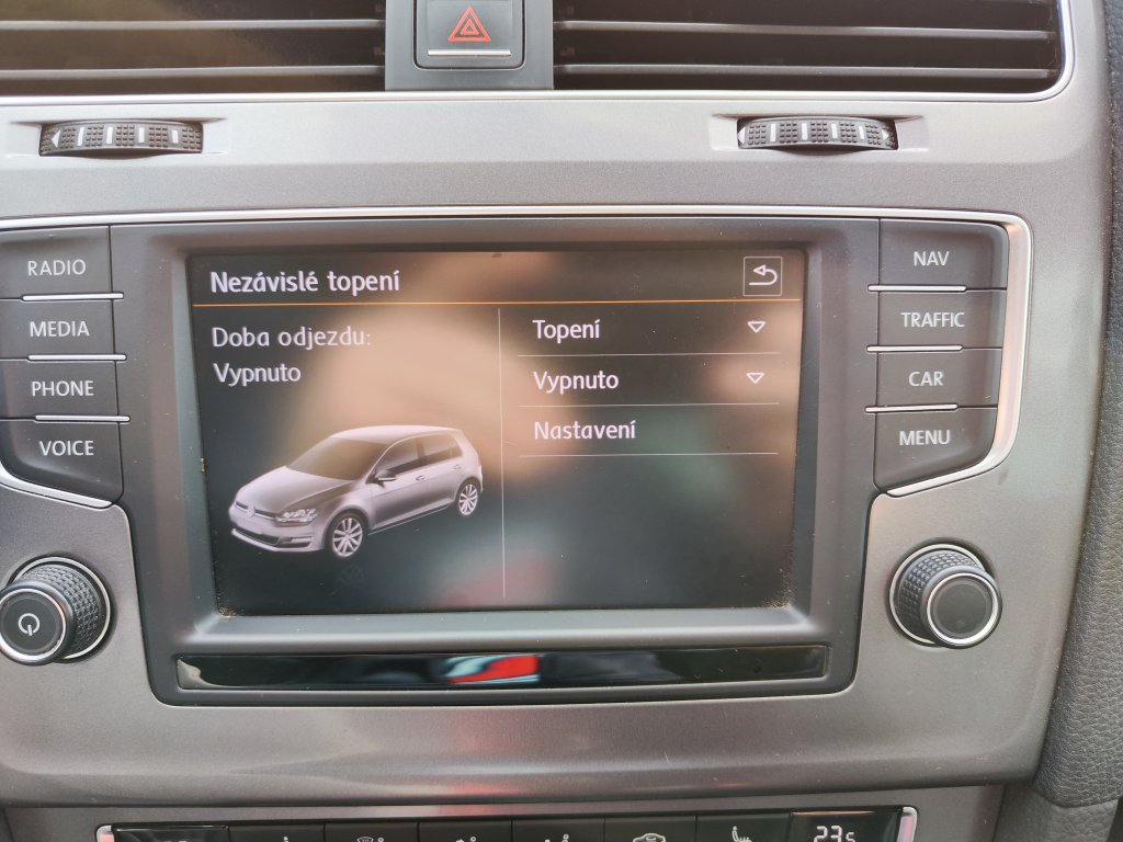 VW GOLF Lounge 1.6TDI 81 kW 5MT, NEZ.TOPENÍ,Bi-Xenon,NAVI,Kamera,2x Kola