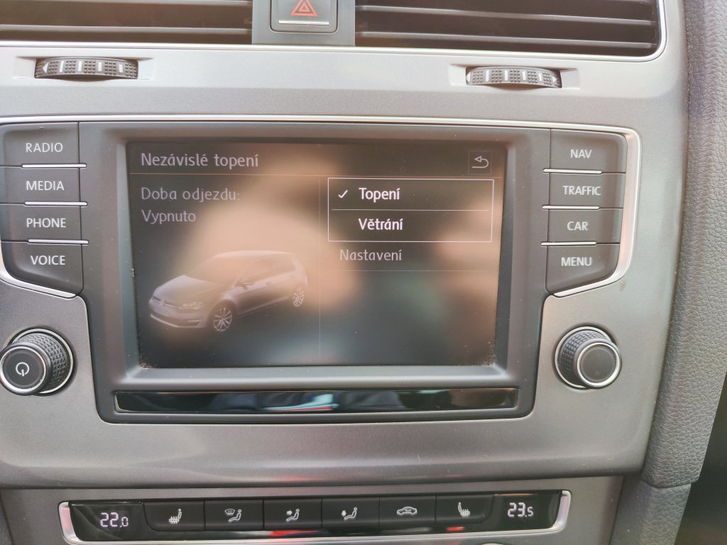 VW GOLF Lounge 1.6TDI 81 kW 5MT, NEZ.TOPENÍ,Bi-Xenon,NAVI,Kamera,2x Kola