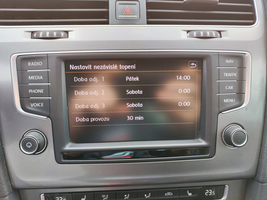 VW GOLF Lounge 1.6TDI 81 kW 5MT, NEZ.TOPENÍ,Bi-Xenon,NAVI,Kamera,2x Kola