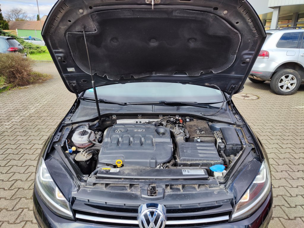 VW GOLF Lounge 1.6TDI 81 kW 5MT, NEZ.TOPENÍ,Bi-Xenon,NAVI,Kamera,2x Kola